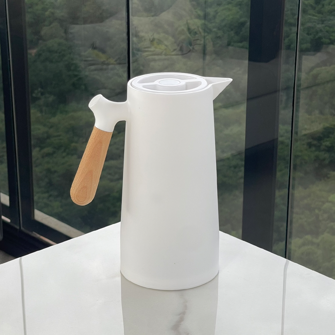 Garrafa Térmica Nórdica em Plástico com Cabo de Madeira Branca 1 Litro