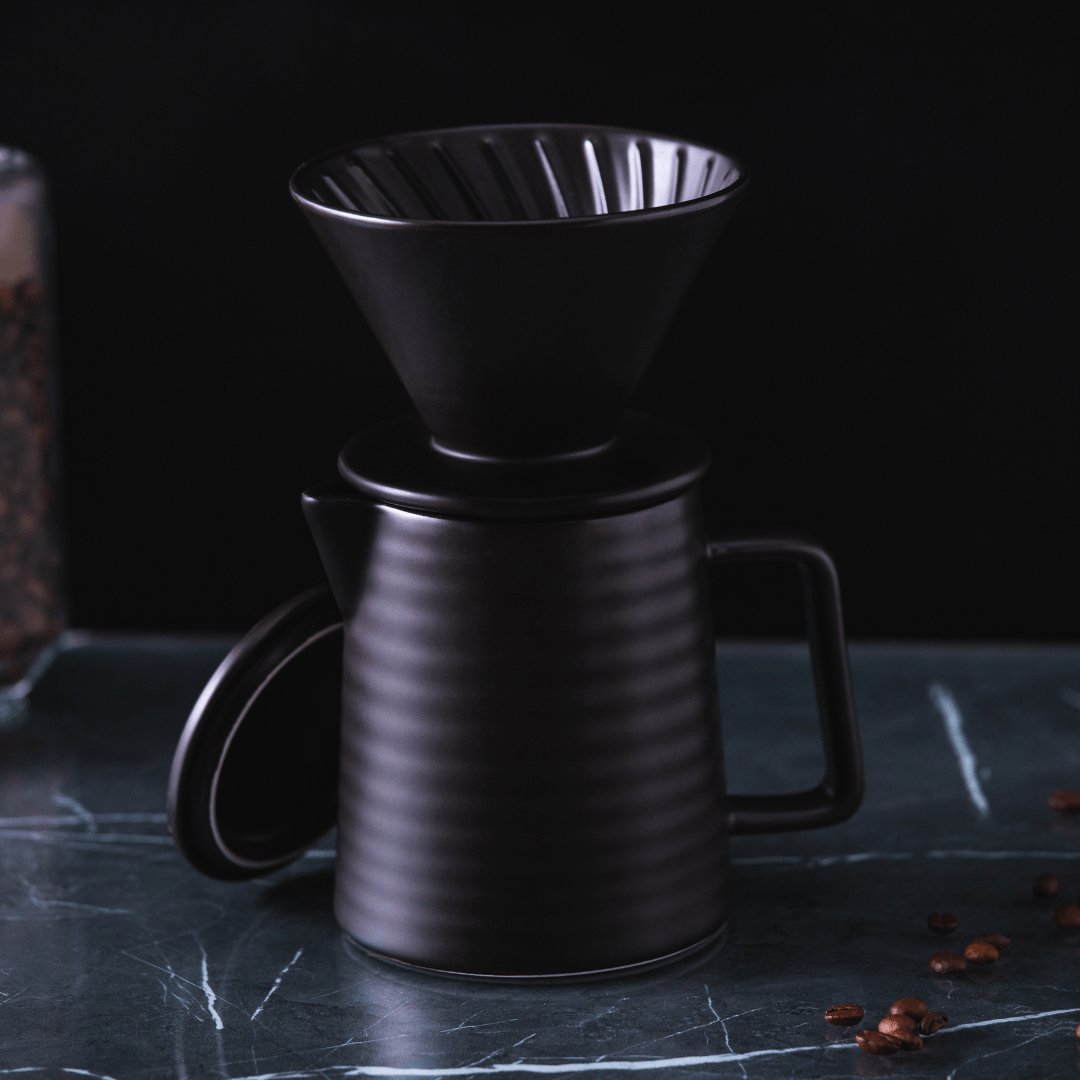 Bule com Tampa e Suporte para Filtro em Cerâmica Preta 600ml