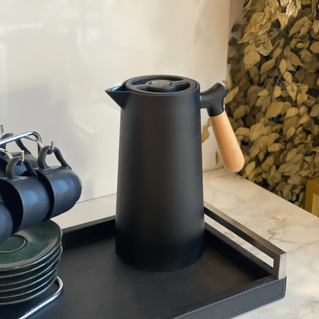 Garrafa Térmica Nórdica com Cabo de Madeira Preta 1 Litro