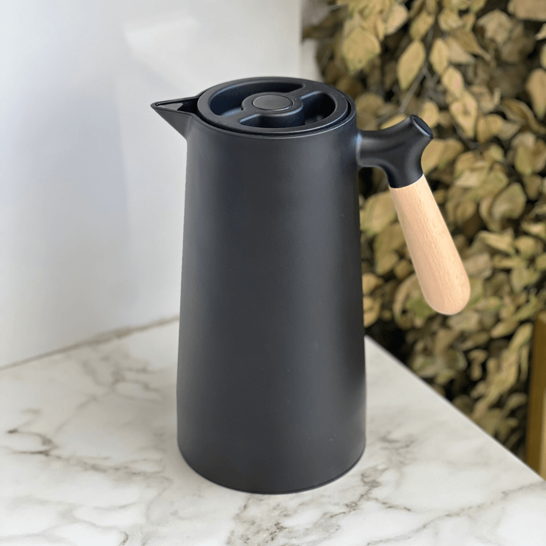 Garrafa Térmica Nórdica com Cabo de Madeira Preta 1 Litro