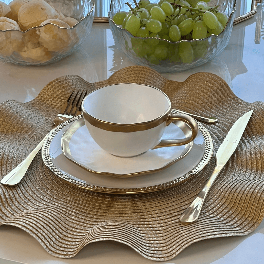 Xícara de Café com Pires em Porcelana Dubai Branco e Dourado 90ml