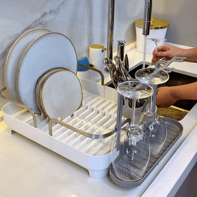 Escorredor De Louças Holster Com Porta Taças e Bico Branco em Aço Inox e PP