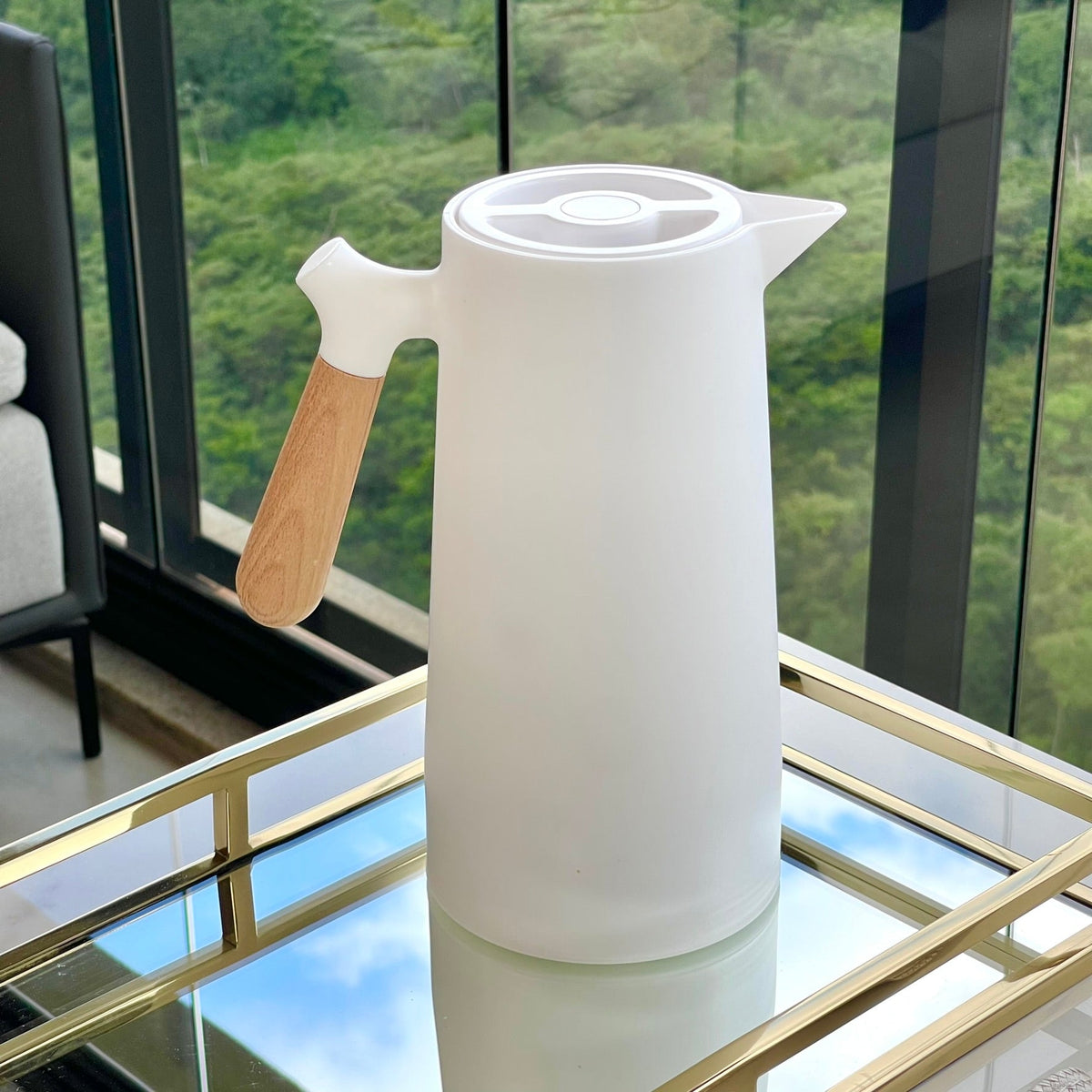 Garrafa Térmica Nórdica em Plástico com Cabo de Madeira Branca 1 Litro