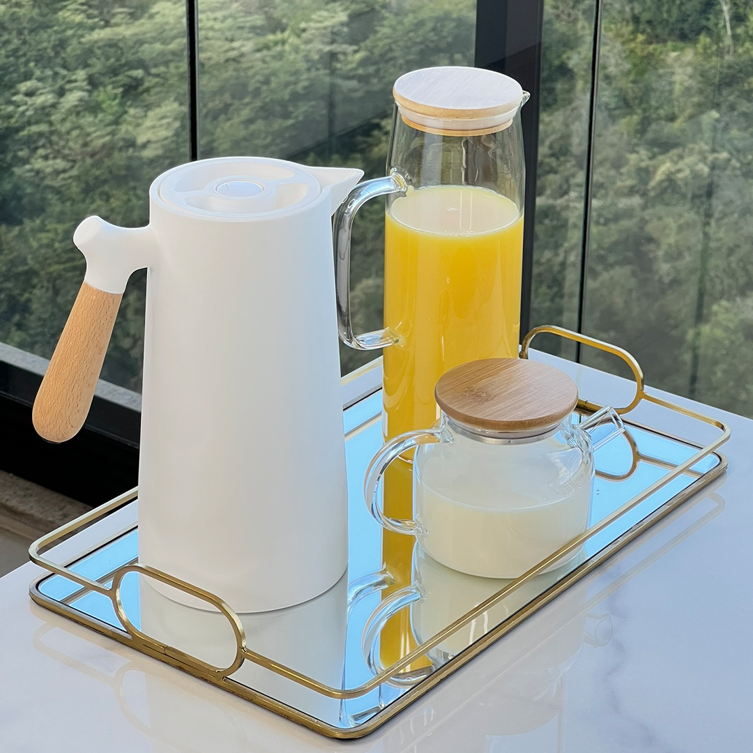 Garrafa Térmica Nórdica em Plástico com Cabo de Madeira Branca 1 Litro