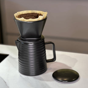 Bule com Tampa e Suporte para Filtro em Cerâmica Preta 600ml