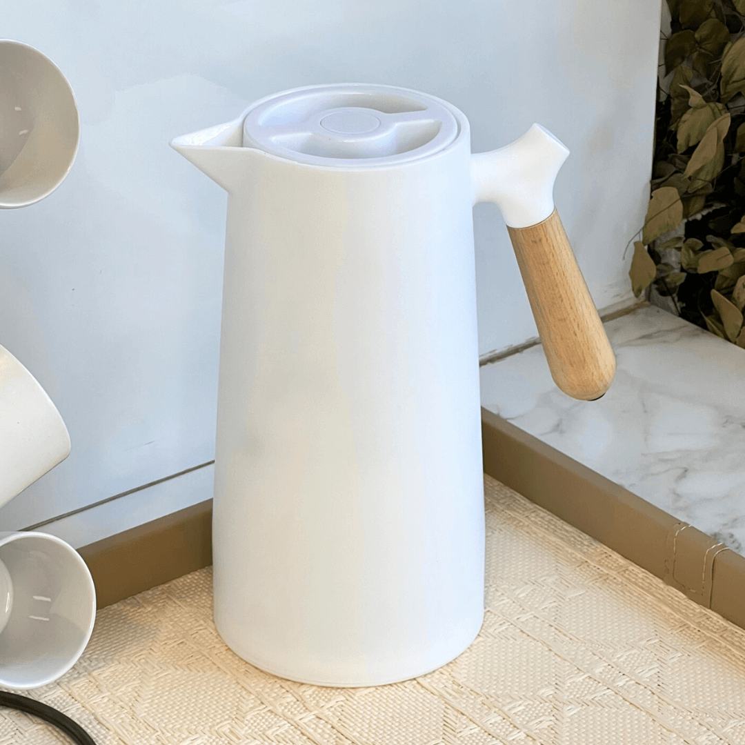 Garrafa Térmica Nórdica em Plástico com Cabo de Madeira Branca 1 Litro