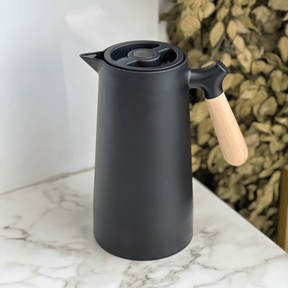 Garrafa Térmica Nórdica com Cabo de Madeira Preta 1 Litro