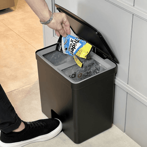 Lixeira de Pedal Trium Duplo Compartimento Preto 20 Litros