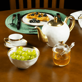 Xícara de Café com Pires em Porcelana Dubai Branco e Dourado 90ml