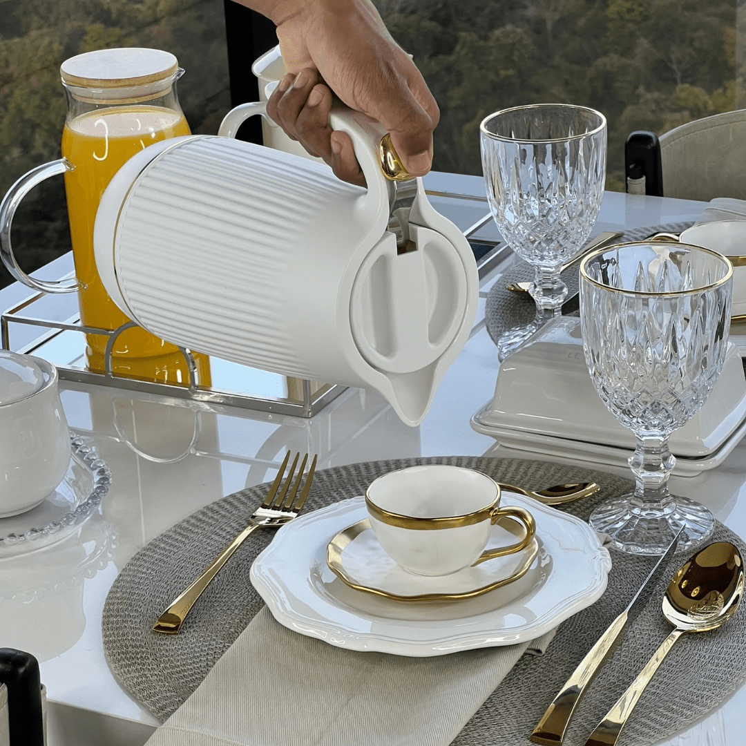 Xícara de Café com Pires em Porcelana Dubai Branco e Dourado 90ml